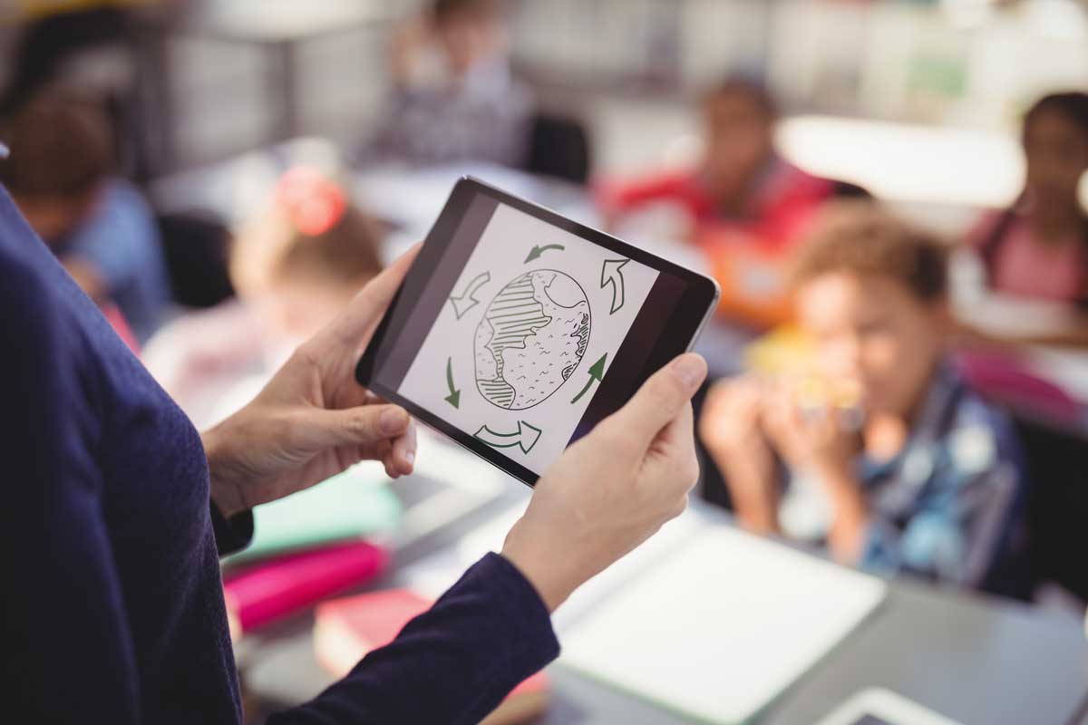 Lehrer mit Tablet
